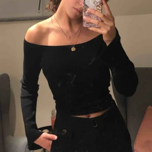  - Svart snygg off-shoulder tröja! Perfekt nu till hösten med ett par jeans eller jättesnyggt till fest. Jätteskön och bra kvalitet! Du betalar för frakt! 