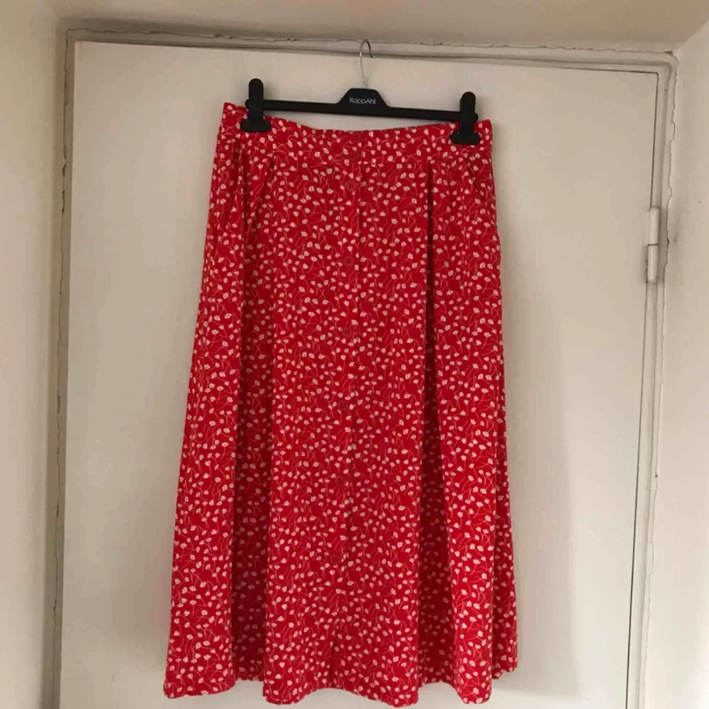 Säljer denna ljuvliga kjolen från Monki som är slutsåld på deras hemsida! Den är endast testad och därför i nyskick! Nypris 300 ❤️. Kjolar.