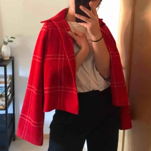  - Min gamla favoritjack från NA-KD som tyvärr inte längre kommer till användning. Den är i ett bra skick och passar perfekt nu till hösten. Frakt: 63kr💛