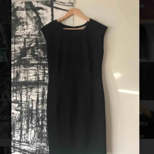  - Vacker liten svart! Sitter som en smäck även på mig som är en 38-40. Knappt använd pga inte min stil, men verkligen en tidslös kvalitetsklänning som funkar i alla sammanhang. 