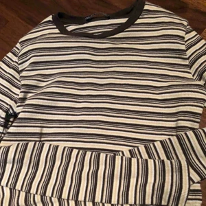  - Brun/beige långärmad cropped tröja från brandy Melville   Storlek XS   Betalning sker via swish  Kan mötas i nacka eller i slussen, om köparen vill ha tröjan skickad till sig betalar köparen för frakten:)