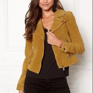  - Jättefin gul skinnjacka från Vero Moda i äkta läder. Näst intill oanvänd, så den är som ny!💗 Nypris 900 kr.