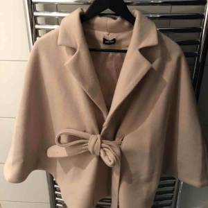  - Beige cape från bubbleroom säljes pågrund av dålig användning. strl 36.