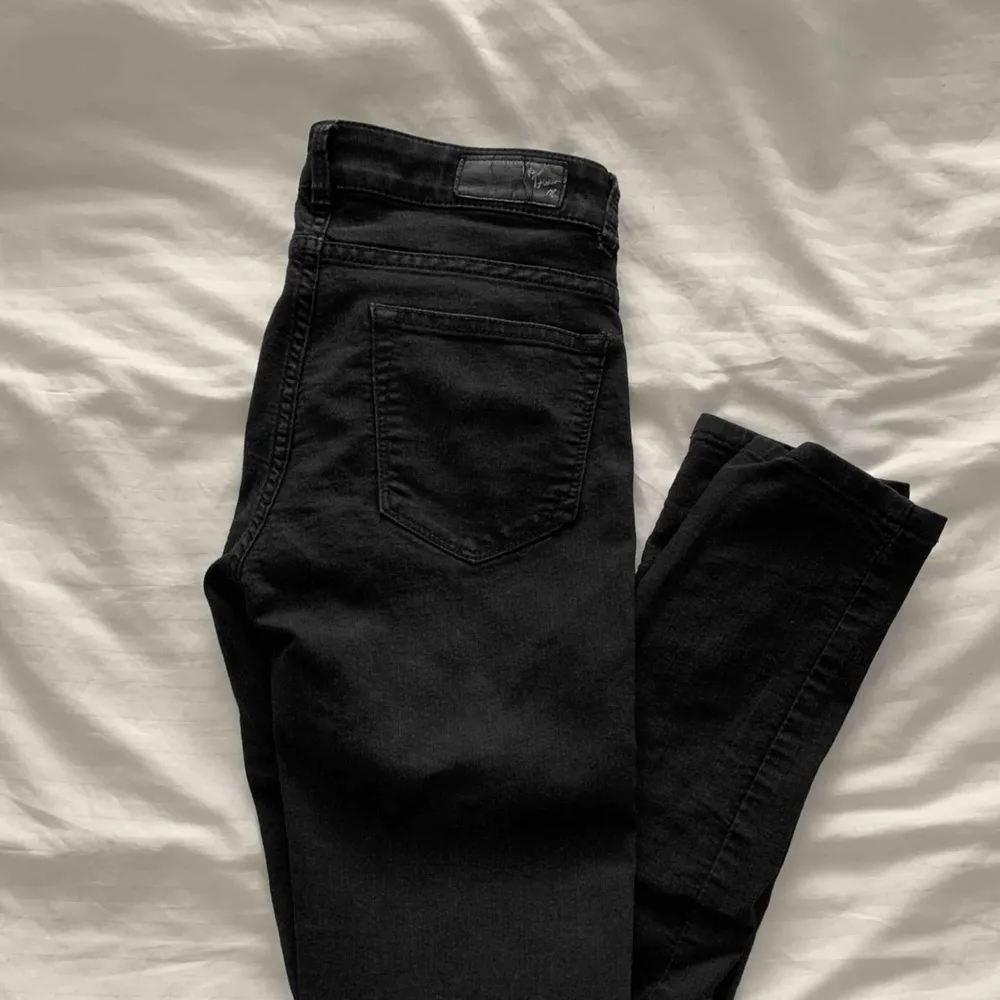 Vanliga svarta jeans. Jeans & Byxor.