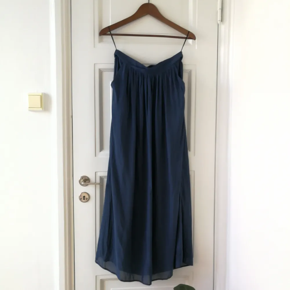 Lång mörkblå kjol från Vila, aldrig använd! 🌼. Kjolar.