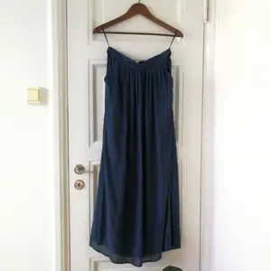 Lång mörkblå kjol från Vila, aldrig använd! 🌼