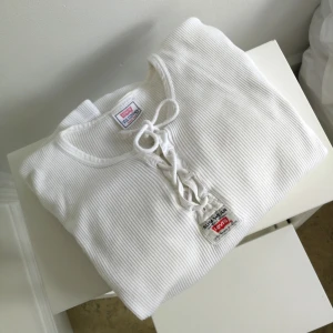  - Cool tröja från Levi's, mansstorlek men känns inte så stor alls. Superfin till vintagejeans och klackar 🌼