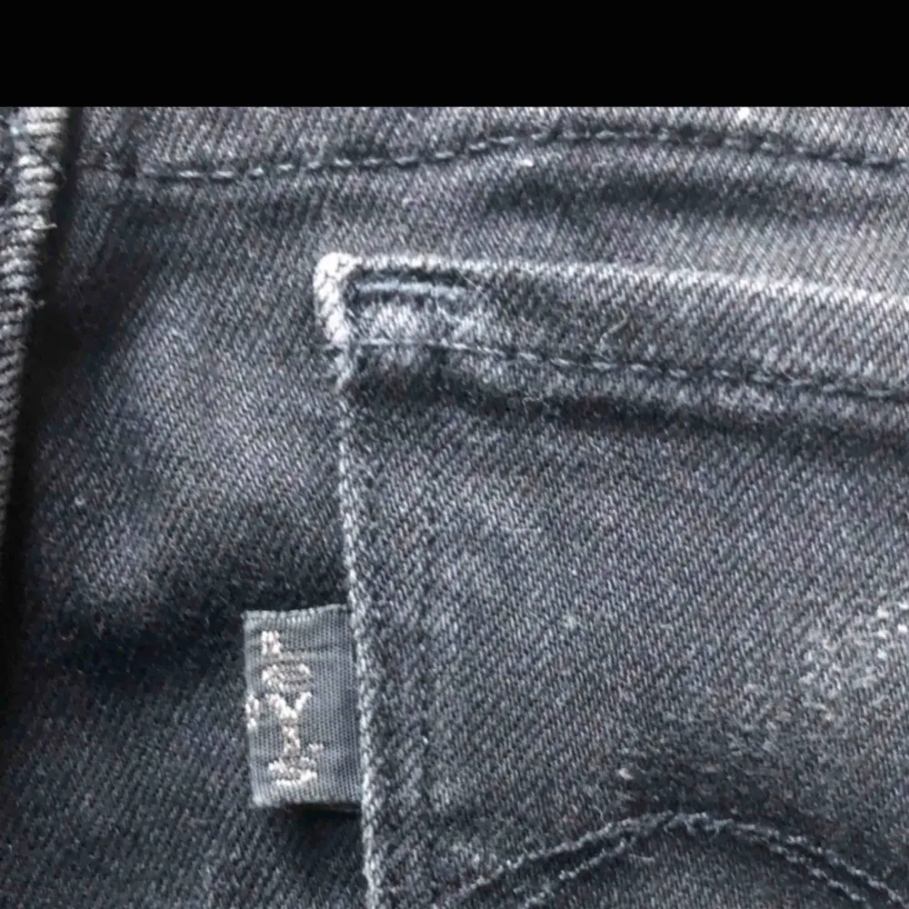 Säljer mina favorit Jeans från Levis med en liten bootcut Priset går att diskutera och köparen står för frakten  Byxorna är storlek 2/26 men skulle säga att de e är en XS . Jeans & Byxor.