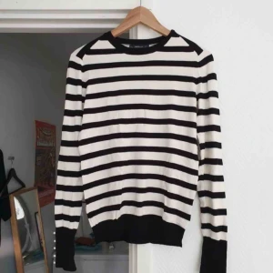  - Jätteskön randig tröja från Zara. Använd en del men i bra skick. Frakt ingår såklart! Pris kan diskuteras