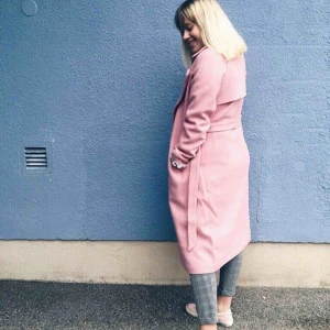  - Tjockare kappa från BikBok. Knappt använd, nästan bara till bild. Kan mötas upp i Stockholm annars står köparen för frakten.