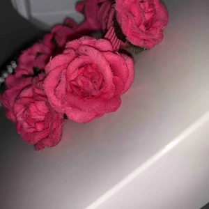  - Jätte gullig blommig hårsnodd man kan använda som armband, eller runt en hair bun. Köpare står för frakt!!