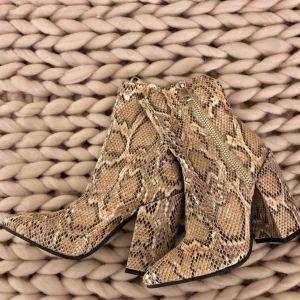  - Helt oanvända klackskor med ormskinnsmönster! Sjukt snygga!! 