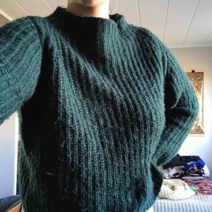  - stickad mörkgrön tröja från lindex! enbart använd ett fåtal gånger men väldigt fin färg & jättemysig nu till höst & vinter! köpare står för frakt!