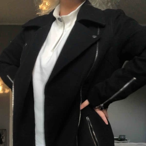  - Super fin och varm kappa perfekt till höst och vintern från Vero Moda med fina detaljer   Frakt står köparen för  Priset går att diskutera vid snabb affär