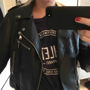  - super snygg jacka till hösten, varm! frakten ingår i priset