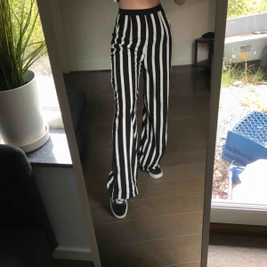  - Såååå snygga vida och randiga byxor från missguided med hög midja och dragkedja där bak. Storlek 32 vilket är som en XS. Använd ett fåtal gånger. Kan mötas upp eller så står köparen för frakt.