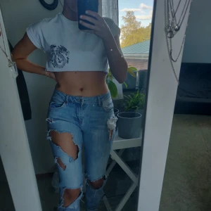 Jeans - Slitna boyfriend jeans, köpta på gina för ca. 5 år sedan ✨