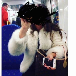 - Vit snygg fejkpäls! Priset kan diskuteras, kan mötas upp i centrala gbg eller så står köparen för frakten:) kram