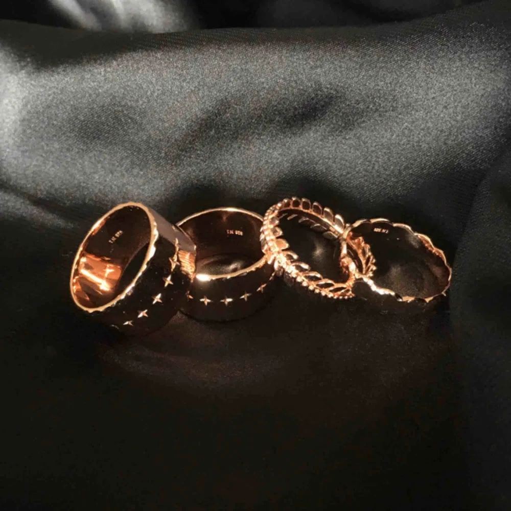 Ringar i äkta silver med rosé guld plätering, i nyskick! Osäker på storlek men gissar 18mm ca. 100kr/st eller 300kr för alla!✨. Accessoarer.