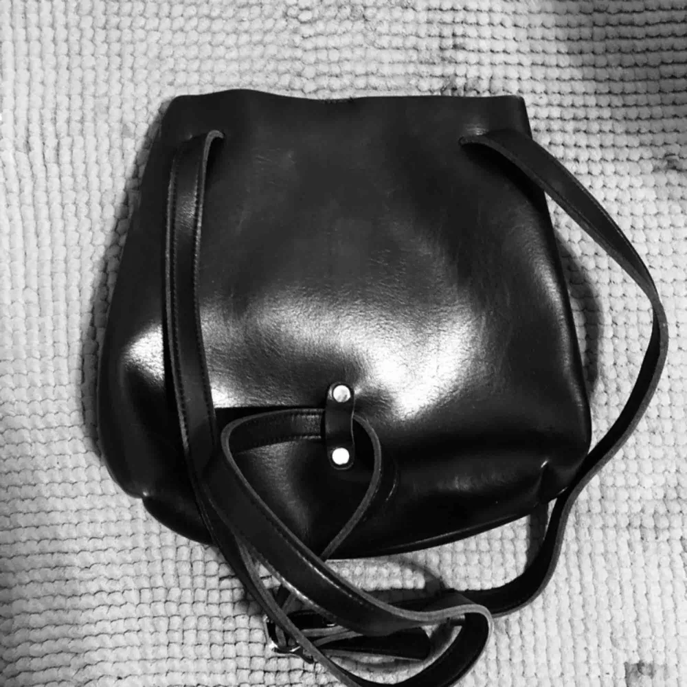 Liten ryggsäck/handväska från Brandy Melville. Använd max 3-4 gånger :). Väskor.
