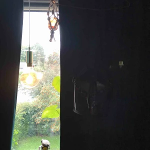  - Jättefin svart väska i ett lack-Ish material, har en lång axel rem eller en kort som man kan hålla i handen eller på axeln.