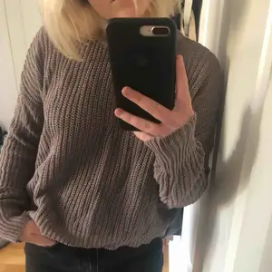 Den perfekta höst/vinter tröjan!! Passar mig som är S. Möts upp i Stockholm!❤️