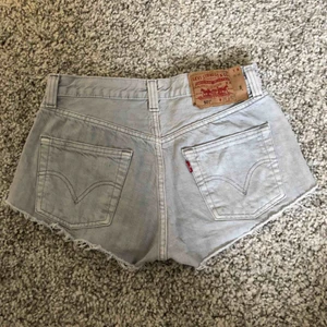  - Gråa jeans shorts från Levis, modell 501, mycket fint skick!