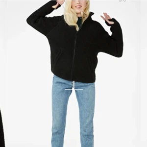 - Oversized teddy fleece från Monki! Endast använd 1 gång! Så mysigt nu till hösten 💕 slutsåld i alla butiker pga populär! Nypris 400