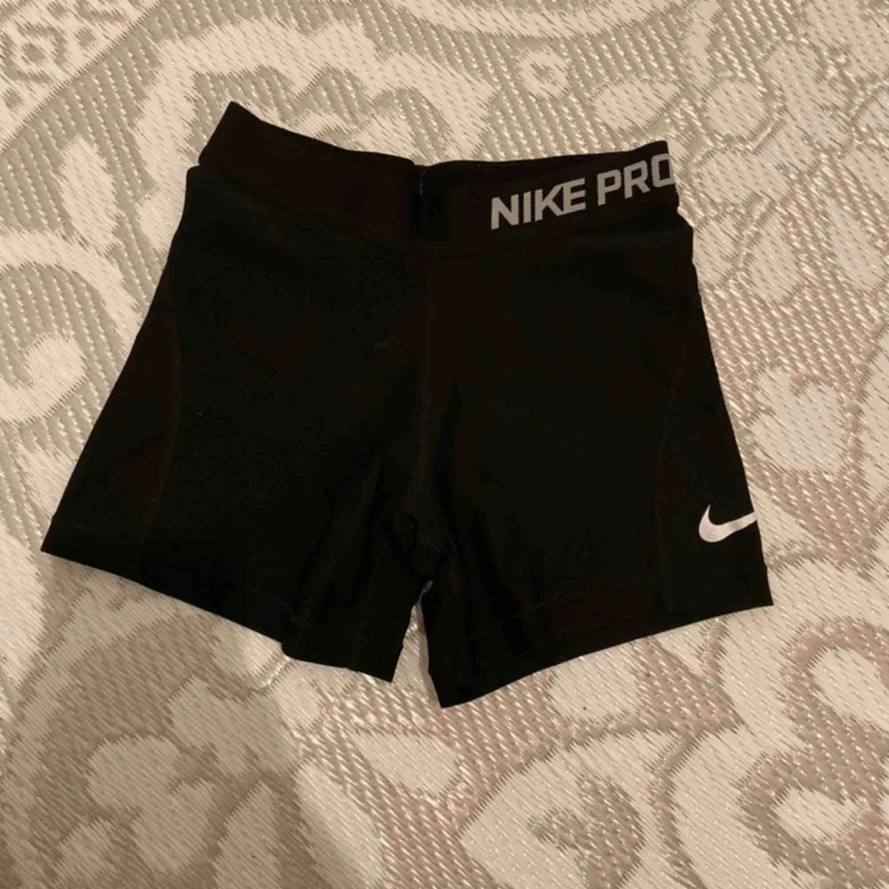 Träningshorts från Nike, står M men passar mycket bättre på en S/XS. Shorts.