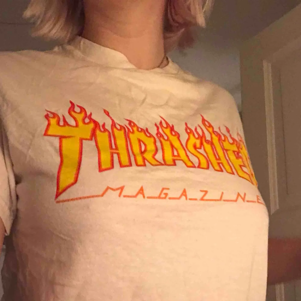 Jag säljer min vita Thrasher t-shirt som är i storlek small. Den är i gott skick! Köparen står för frakt och betalningen sker via swish!💞. T-shirts.