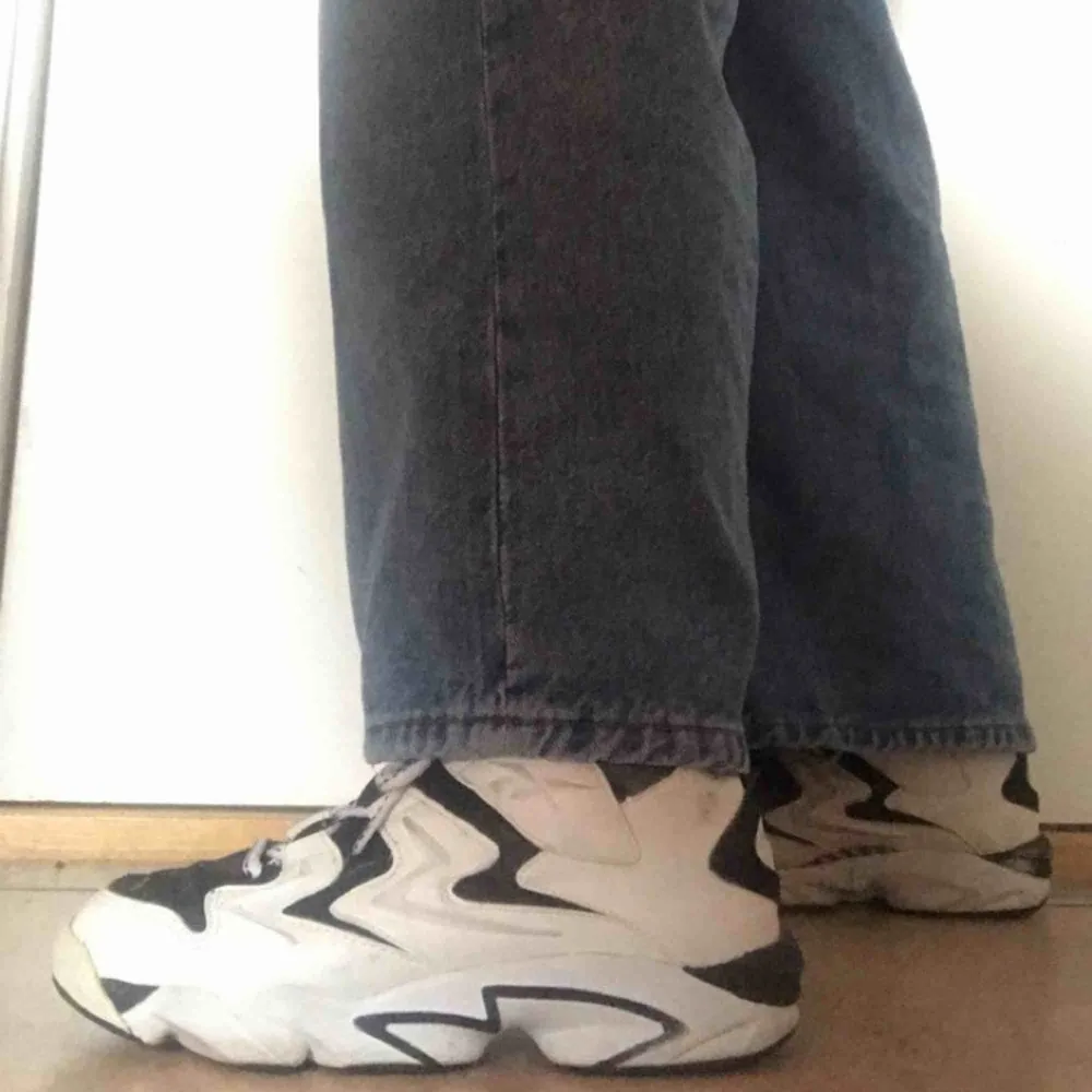 Perfekta ”Dad Sneakers” från Reebok i storlek 36. Finns definitivt tecken på användning men de är hela och jag kan tvätta upp dem innan jag skickar dem! 200 kr inkl frakt.. Skor.