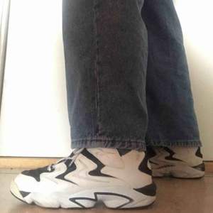 Perfekta ”Dad Sneakers” från Reebok i storlek 36. Finns definitivt tecken på användning men de är hela och jag kan tvätta upp dem innan jag skickar dem! 200 kr inkl frakt.