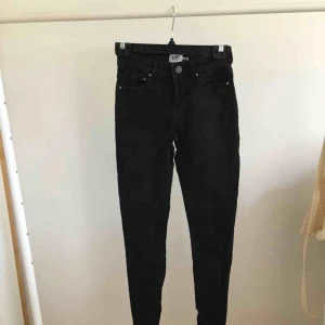  - Svart jeans, bra kvalitet, har knappt använt dom 