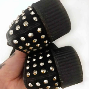  - Köpt för ett par år sedan när det var min stil. Hoppas någon annan vill använda dem och ge dem nytt liv då jag var så fäst med dem förut. Sann i strl. Använda.