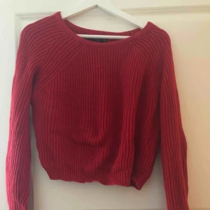  - Jätte härlig röd stickad top. Lite kortare än andra tröjor men super tjusig! 