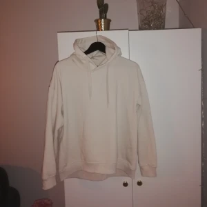 - Mysig beige hoodie, lite oversize