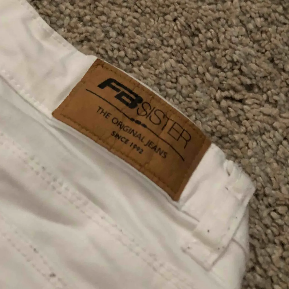 Fina vita jeans från newyorker med hål på knäna. Använd ett fåtal gånger men är i nyskick. Köparen står för frakt eller mötas i Uppsala/Björklinge❣️. Jeans & Byxor.