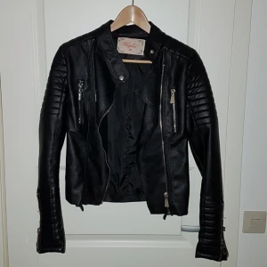  - Säljer på grund av att den inte kommer till användning. Fint skick! Dragkedja + två stängbara fickor. Nypris 699 kr.