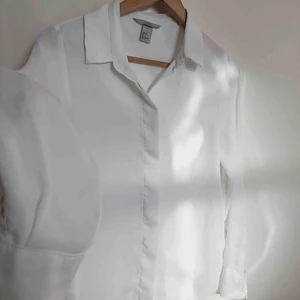  - Vit siden blus, använd ett fåtal gånger 