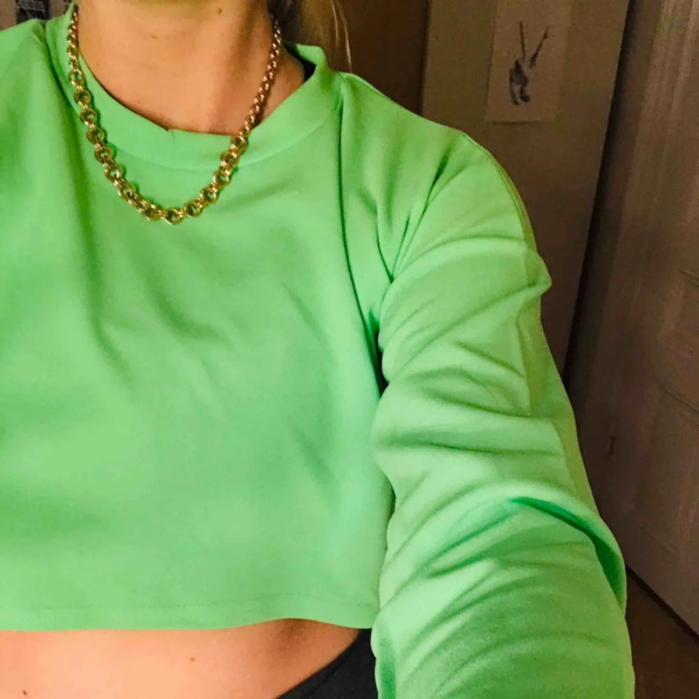 Säljer denna ursnygga neongröna croppad tröja ifrån JFR💚 Aldrig använd då den är lite för kort för min smak, köpt för typ 250kr 🌟 frakt 27kr 🍂. Skjortor.