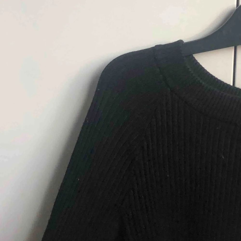 En svart långärmad tröja med något högre krage och i ribbat material. Perfekt som basplagg! . Tröjor & Koftor.