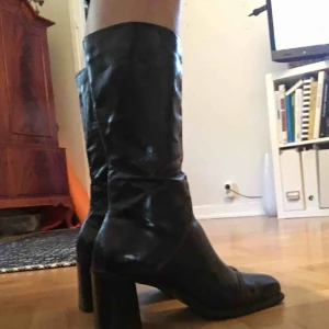  - Riktigt bekväma och snygga stövlar me bred klack och lite fyrkantiga längst fram. Köpt second hand.