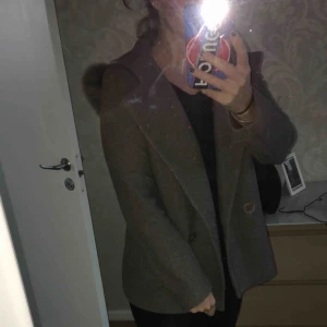  - Kavajinspirerad höstjackan med luva från Massimodutti  Köpare betalar frakt vid behov, ingen ångerrätt  nypris; 1499kr