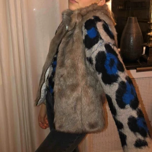  - En sååå fin fake pälsväst ifrån Zara, som inte används. Den är i nyskick. Säljs för 75 plus frakt 