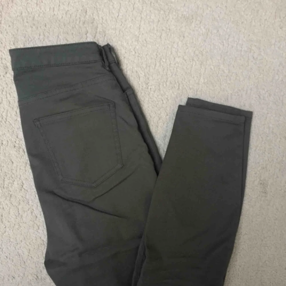 Ett par superfina gröna byxor i asbra kvalite, bara använd ett fåtal gånger! 💗. Jeans & Byxor.