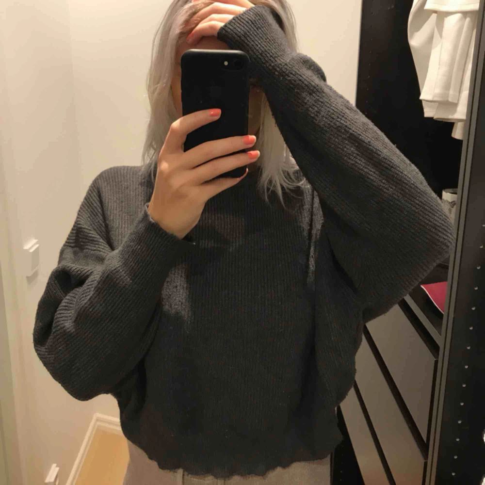 Jättefin och mysig stickad tröja från Zara, mörkgrå med band i ryggen😻 🗯fraktar alltid med video/bildbevis, frakt står köparen för (63kr)🗯. Tröjor & Koftor.