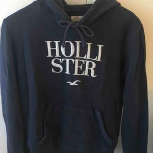 Skön hoodie från Hollister i stl. M, men sitter som S. 