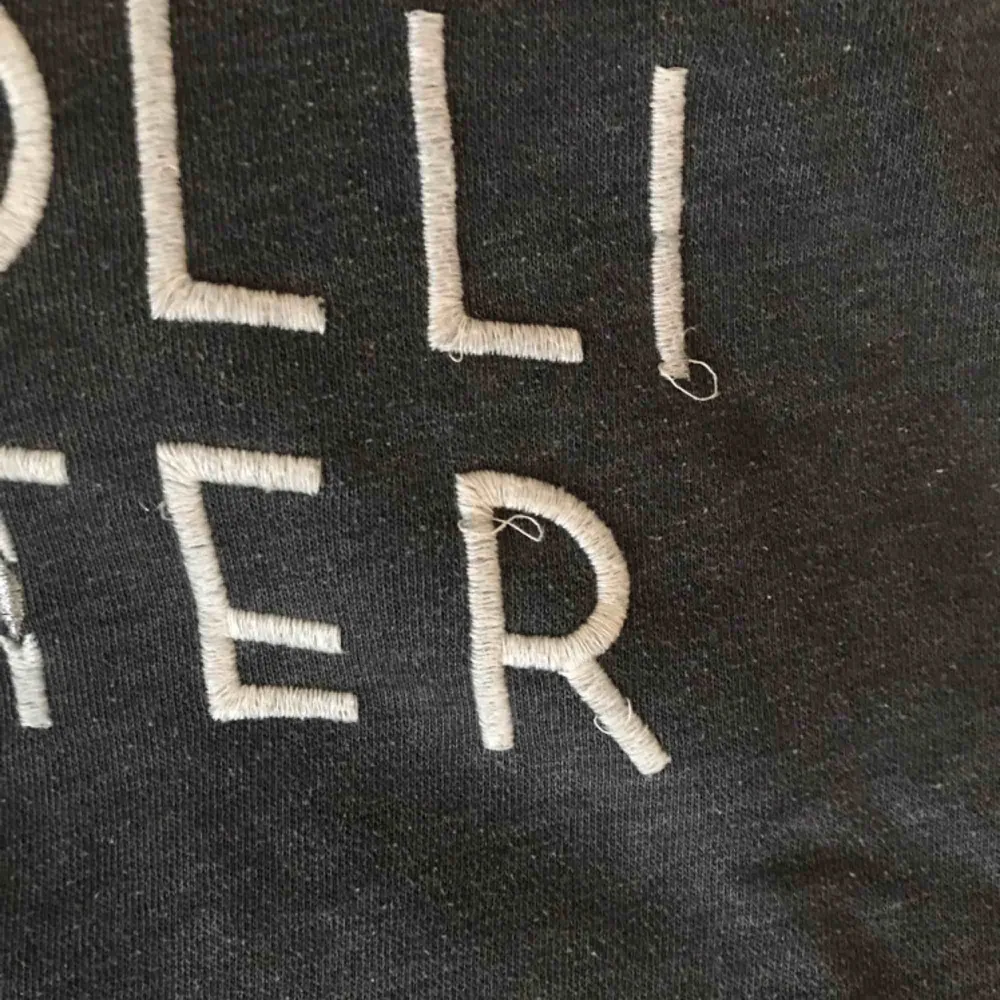 Grå hoodie från Hollister. Den sitter lite lösare på mig som har S. Den har trådat upp sig lite (se sista bilden) men är annars i fint skick!  Kan mötas upp i Sundsvall annars står köpare för frakt.. Hoodies.