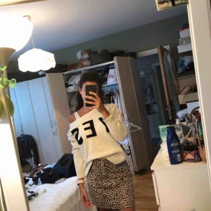  - Tröja som passar fint med det mesta. Storlek xxs men passar bra till xs-s. Använd enstaka gånger. Print på tröja: YES Köpt från Tally Weijl.