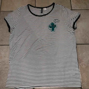  - Jättegullig t-shirt med kaktus på från H&M i storlek L. Säljs pga används inte längre. Kan mötas upp i Stockholm annars står köpare för frakt! 